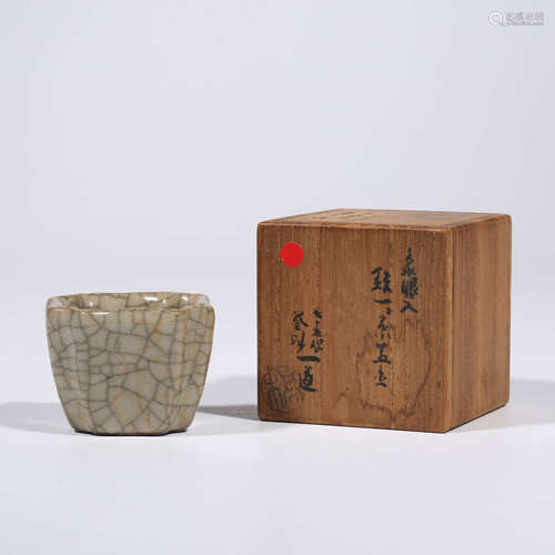 A Guan-Type Lobed Square Cup