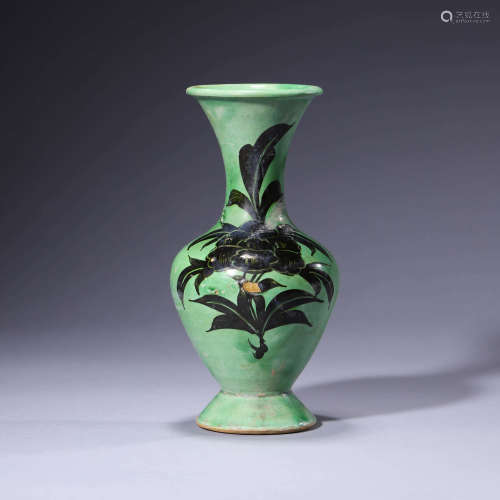 A Green-Ground Floral Phoenix-Tail Vase