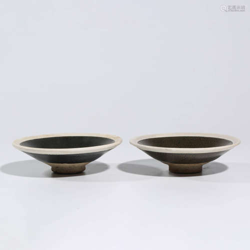 A Set Of Two Cizhou Kiln Black And White Plates