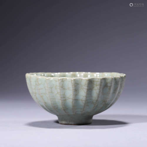 A Ge-Type Foliate-Month Bowl