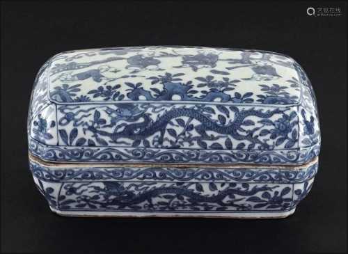 A Chinese Blue and White Porcelain 'Prince' Box 23.5cm