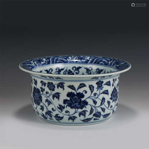 Chinese early Ming Dynasty Large Blue and White edged bowl