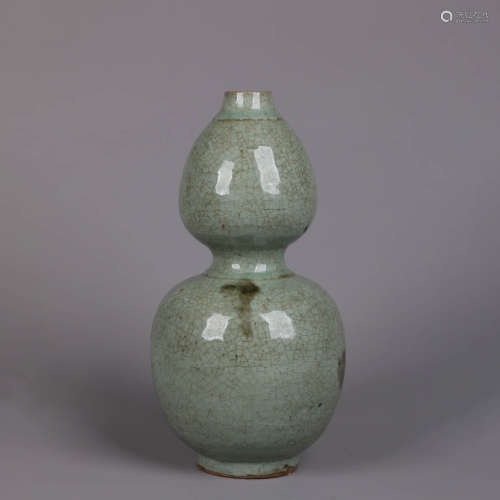 A Ru-Type Double-Gourd-Shaped Vase