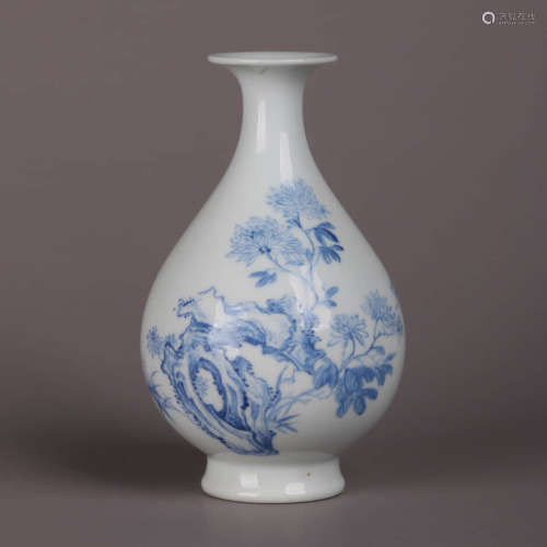 A Blue And White Flowers Dish-Top Pear-Shaped Vase