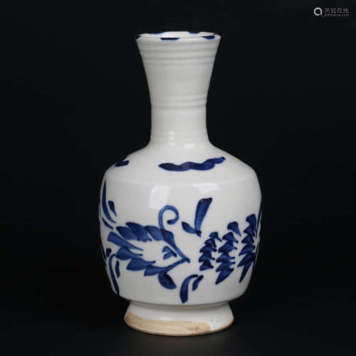 A Blue And White Floral Mallet-Formed Vase