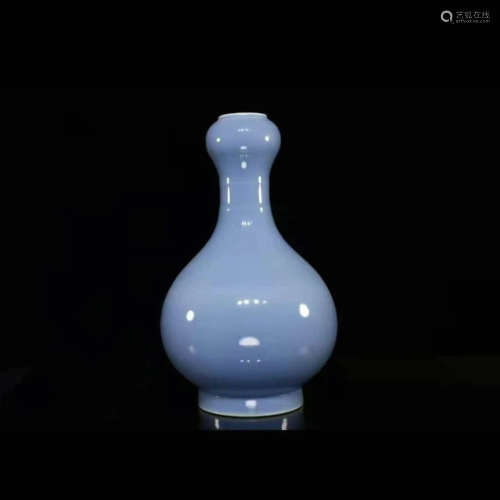 A Celadon-Glazed Garlic-Head-Shaped Vase