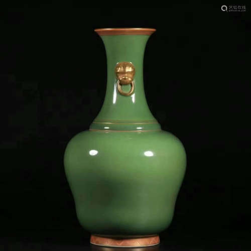 A Gilt Spinach-Green-Glazed Double-Eared Vase