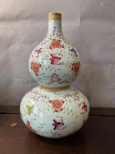 Chinese Qing Yongzheng Mark famille rose guard Fushou vase