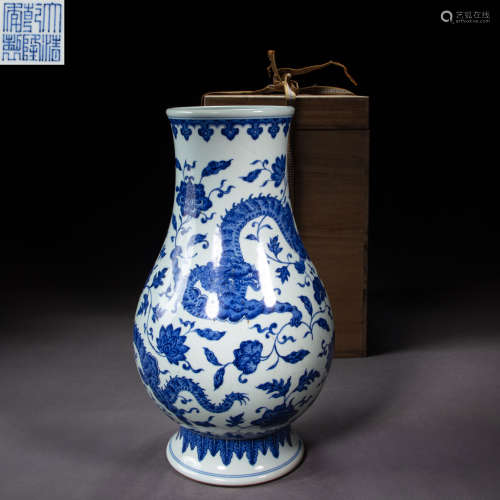 CHINESE QING DYNASTY BLUE AND WHITE DRAGON PATTERN VASE