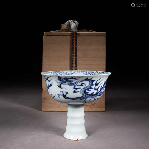 CHINESE BLUE AND WHITE PORCELAIN DRAGON-PATTERNED GOBLET CUP...