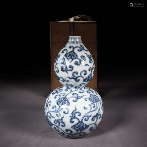 CHINESE MING DYNASTY BLUE AND WHITE PORCELAIN GOURD VASE
