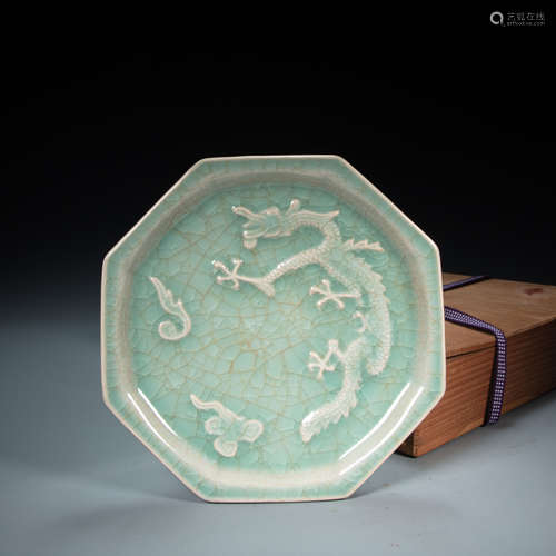 CHINESE LONGQUAN WARE DRAGON PLATE, MING DYNASTY