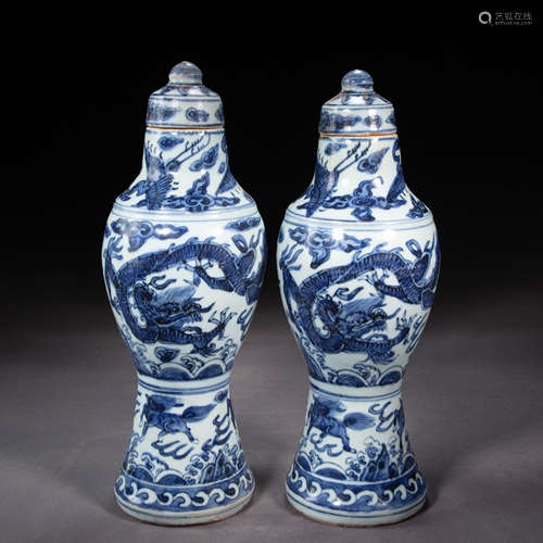 A PAIR OF CHINESE MING DYNASTY PORCELAIN BLUE AND WHITE DRAG...