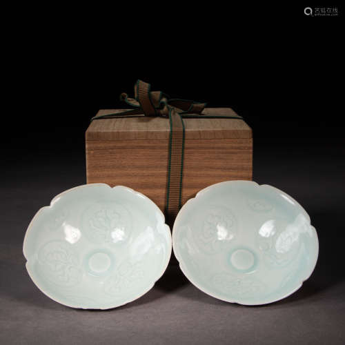 PAIR OF CHINESE HUTIAN WARE HUAKOU LAMPS, SONG DYNASTY