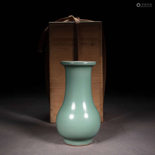 CHINESE SONG DYNASTY PORCELAIN LONGQUAN WARE VASE