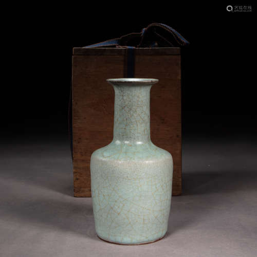 CHINESE SONG DYNASTY PORCELAIN LONGQUAN WARE VASE