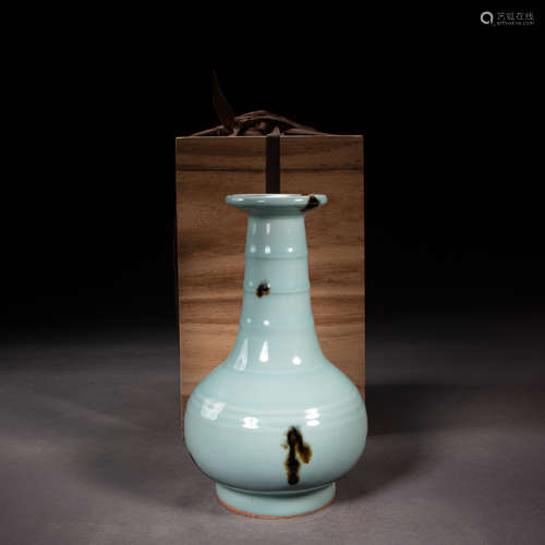 CHINESE LONGQUAN WARE VASE, MING DYNASTY