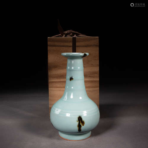 CHINESE LONGQUAN WARE VASE, MING DYNASTY