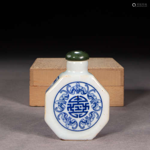 CHINESE PORCELAIN BLUE AND WHITE SNUFF BOTTLE, QING DYNASTY
