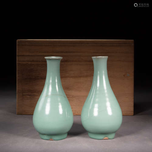 PAIR OF CHINESE SONG DYNASTY PORCELAIN LONGQUAN WARE BOTTLES