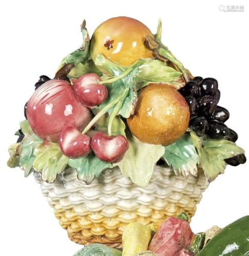 Centerpiece in the shape of a basket with fruits and