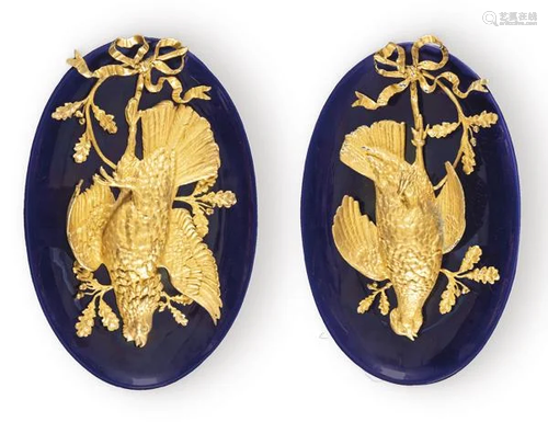 Pair of medallions with hunting still life in gilt