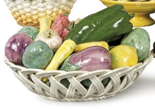 Centerpiece in the shape of a basket, with vegetables