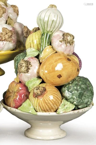 Cup-shaped centerpiece, with vegetables and leaves, in