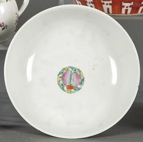 Chinese porcelain bowl with polychrome enamels, ff. S.