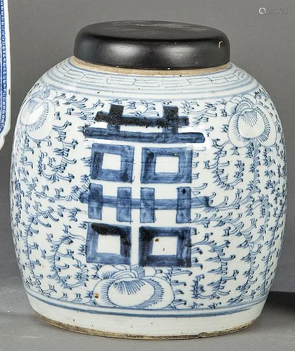 Blue and white Chinese porcelain gingerbread pot with