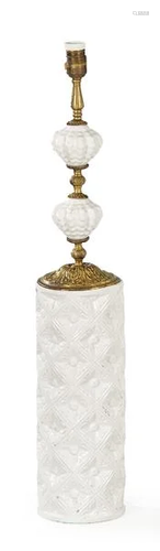 Table lamp with a brass structure and white ceramic in