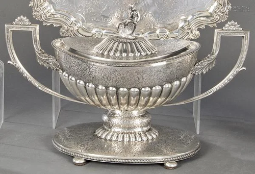 Tureen with built-in tray made of 925 sterling silver.