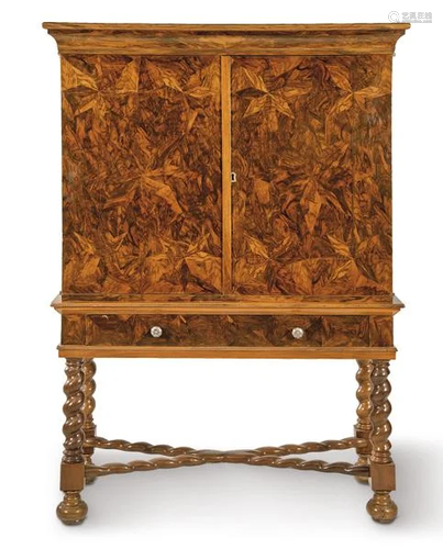 Cabinet on stand William and Mary in walnut wood with