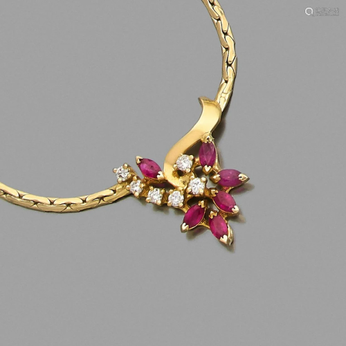 Necklace in 18k yellow gold adorned in the center with