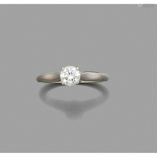 White gold ring adorned with a brilliant-cut diamond of