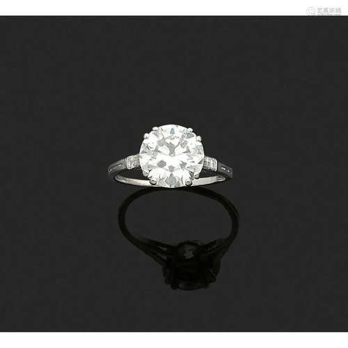 Platinum ring adorned with a brilliant-cut diamond set