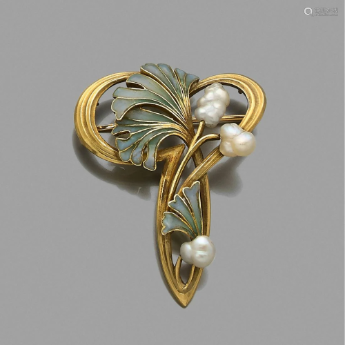 Art Nouveau Lovely volute brooch in 18k yellow gold