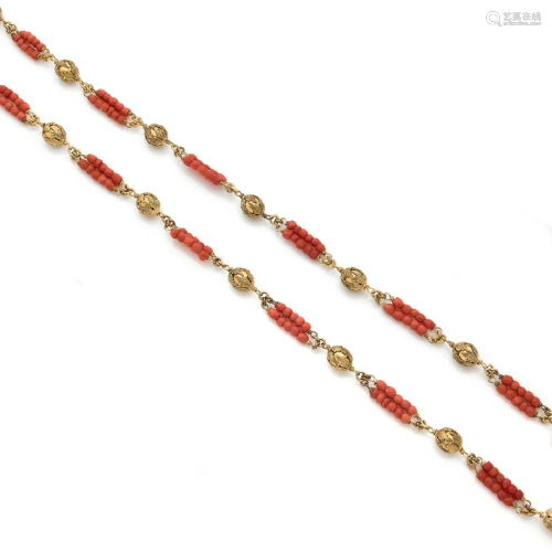 Long necklace in gilded metal decorated with coral