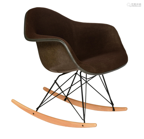 An Eames 'RAR' rocking chair, H 70 - W 65 - D 70 cm