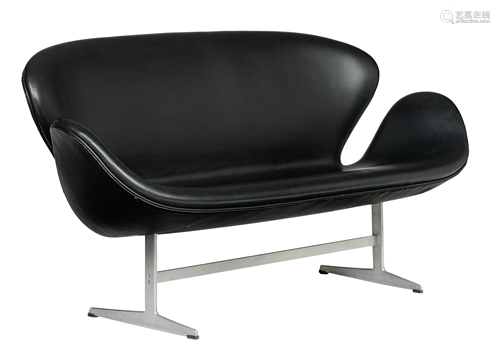 A Swan sofa chair, design by Arne Jacobsen for Fritz