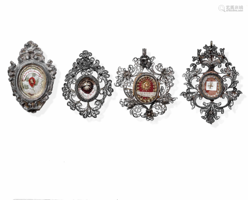 Tre pendenti in filigrana d'argento e una cornice in