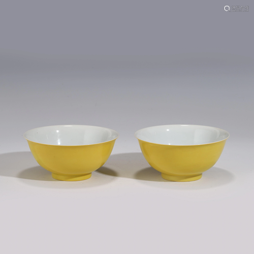 PAIR FAMILLE JAUNE MONOCHROME BOWLS