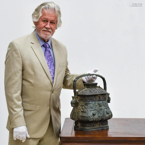 SHANG COVERED BRONZE CENSER WITH HANDLE