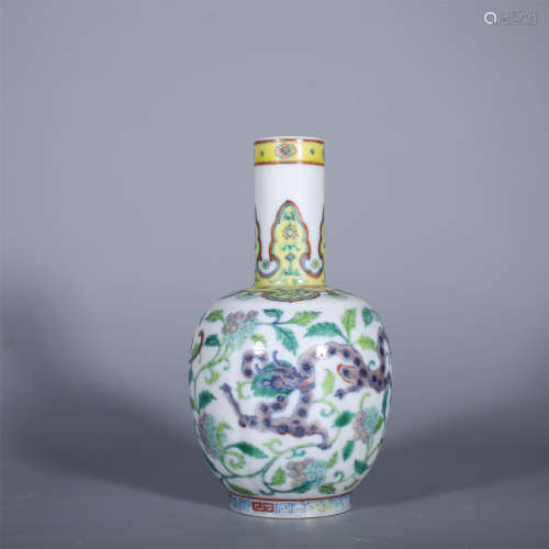 Qing-Yongzheng bucket colored dragon vase