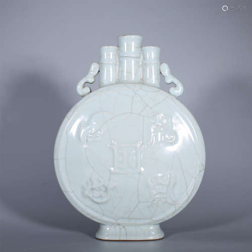 Qing-Yongzheng Bean Celadon Three-hole Vase