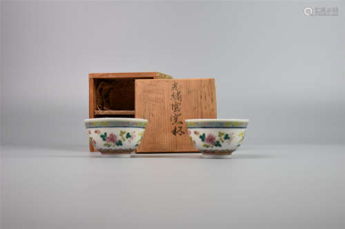 A pair of flower cups in the Guangxu official kiln of the Qi...