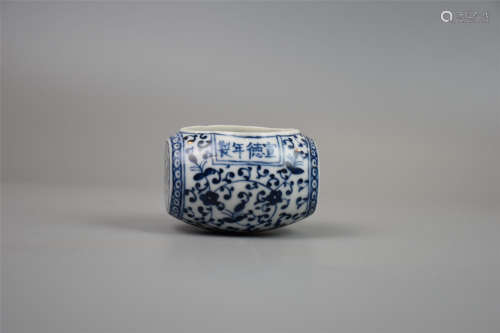 Ming Dynasty Xuande--Blue and White Lotus Bird Food Jar