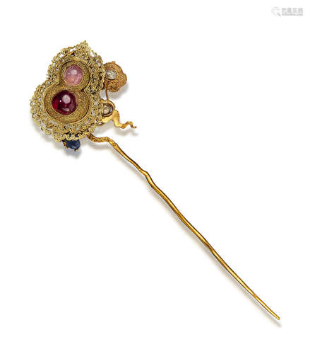 A GOLD FILIGREE GEMSTONE-MOUNTED DOUBLE-GOURD HAIRPIN 18th/1...