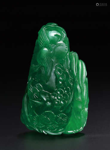 A SMALL JADEITE 'CRANE AND PINE' CARVING 18th/19th century