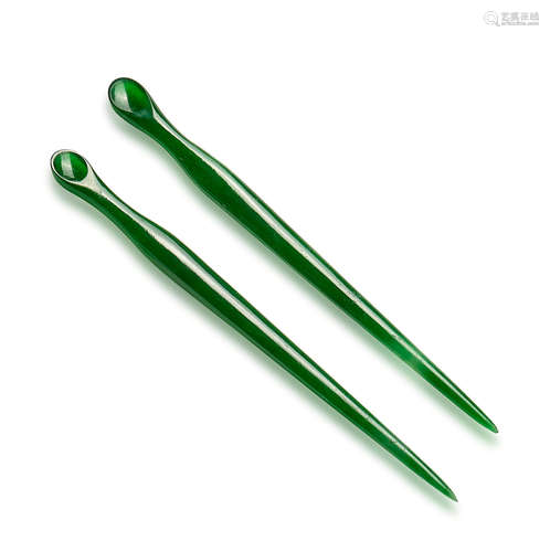 A PAIR OF JADEITE 'EARPICK' HAIRPINS 19th century